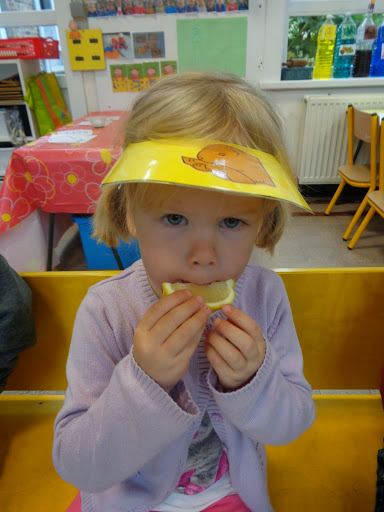de kinderen van het 1ste kleuter niet eens zuur kijken als ze citroen proeven!